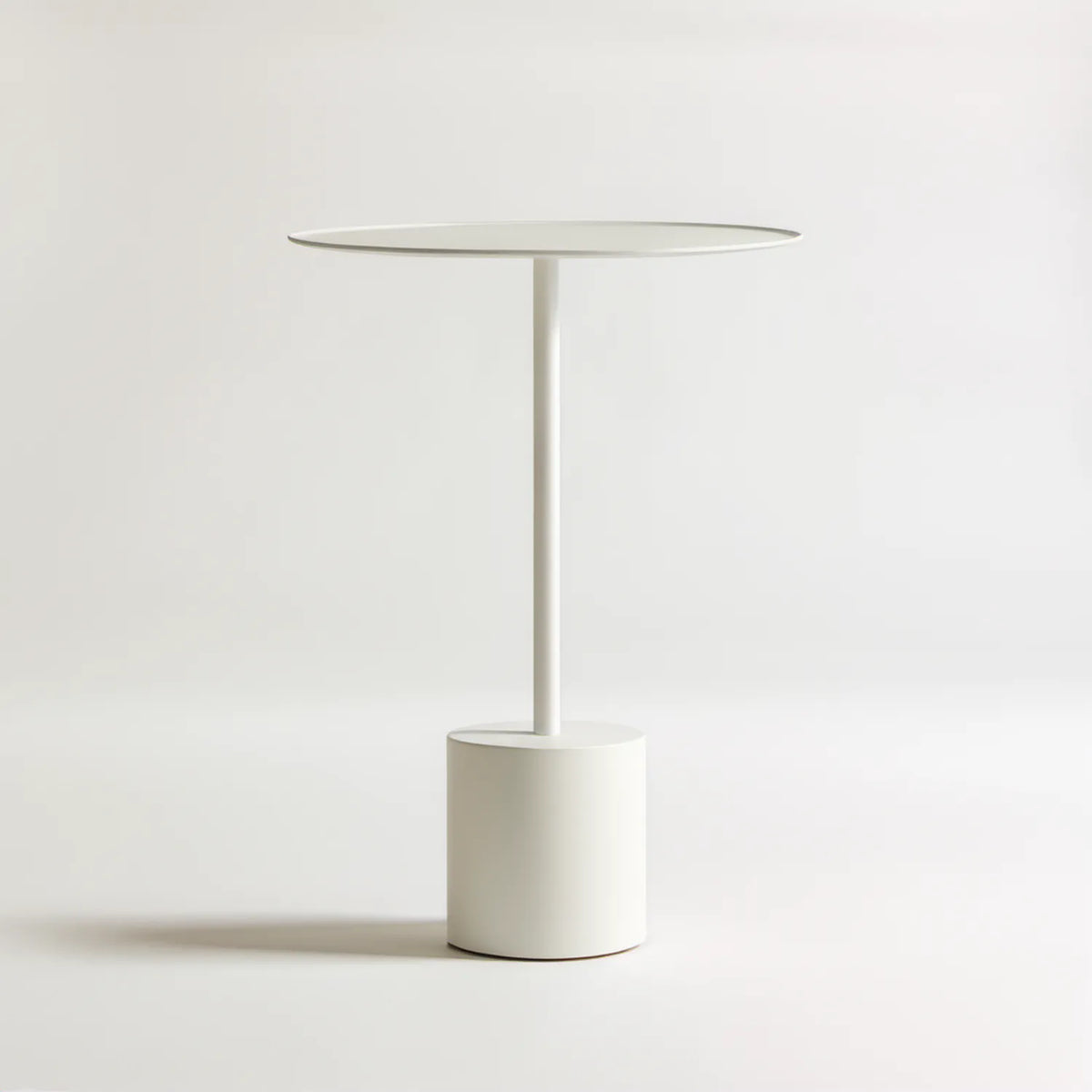 Biały okrągły stolik boczny 45 × 45 × 63 cm ze stali i MDF